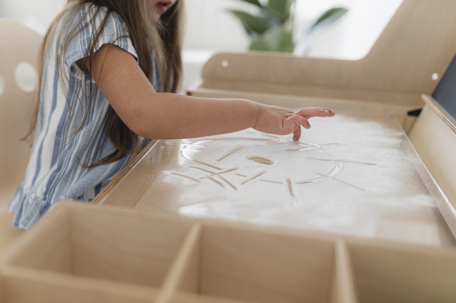 Multisensory Art Table/Desk Luula